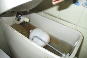 宝塚市 トイレの水が止まらない｜ ボールタップ取替Beforeイメージ