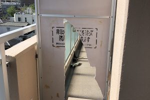 西宮市 ﾏﾝｼｮﾝ ベランダ隔て板修繕工事Beforeイメージ