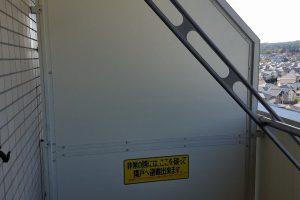 宝塚市 ﾏﾝｼｮﾝ ﾍﾞﾗﾝﾀﾞ隔て板修繕工事Afterイメージ