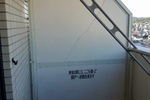 宝塚市 ﾏﾝｼｮﾝ ﾍﾞﾗﾝﾀﾞ隔て板修繕工事Beforeイメージ
