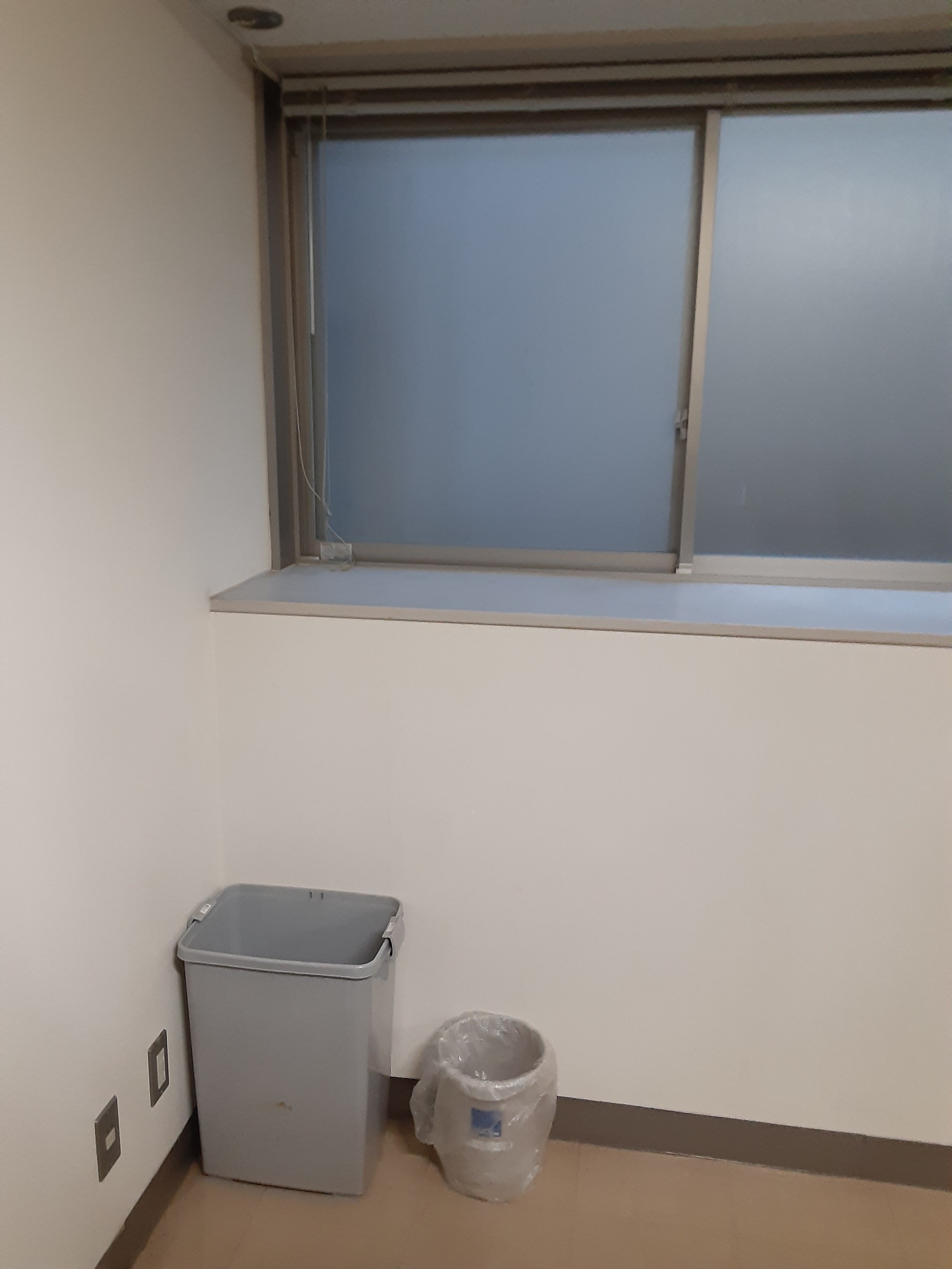 宝塚市 事務所 窓に換気扇設置イメージ02