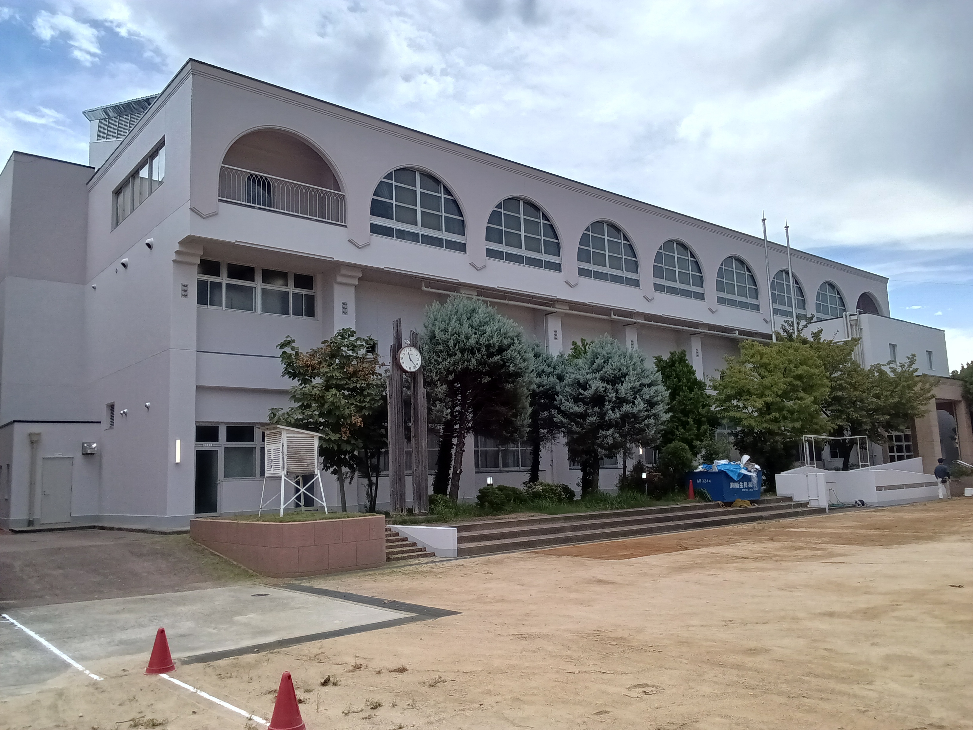 宝塚市内 市立小学校 体育館内外予防改修工事イメージ01