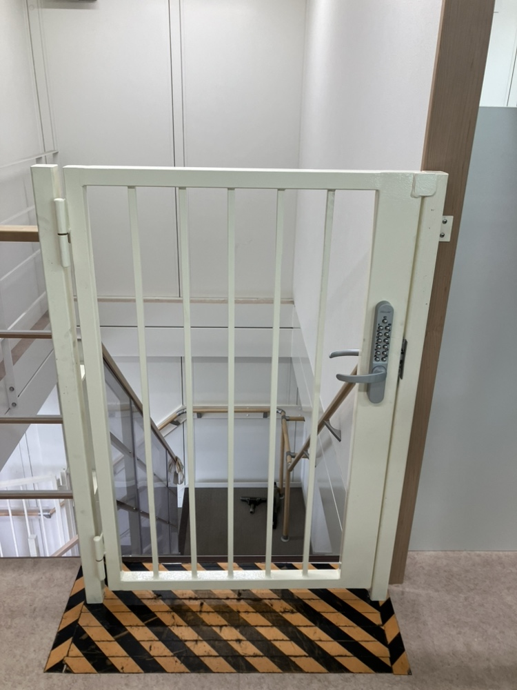 宝塚市内 福祉施設 1階・2階 特注ドア設置工事イメージ02