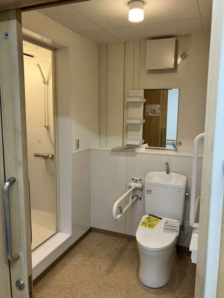 宝塚市内 福祉施設 介護トイレ内 シャワーユニット設置工事イメージ01